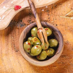 Olive verdi al peperoncino e condite